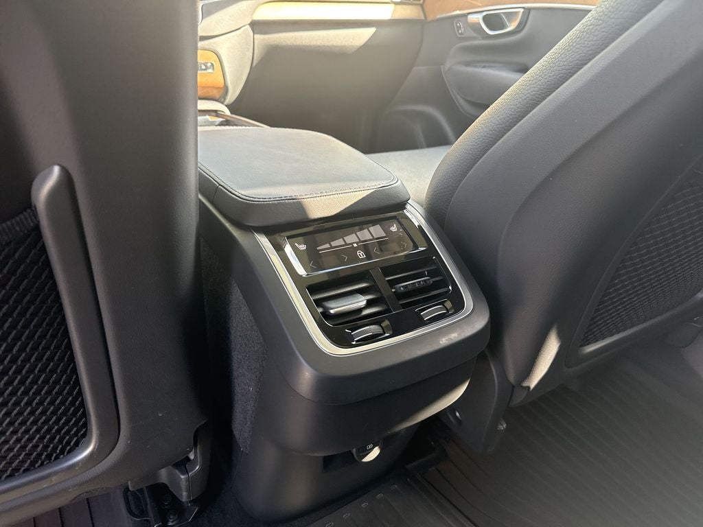 2024 Volvo XC90 B6 Plus Bright Theme