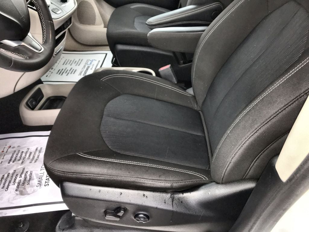 2022 Chrysler Voyager LX