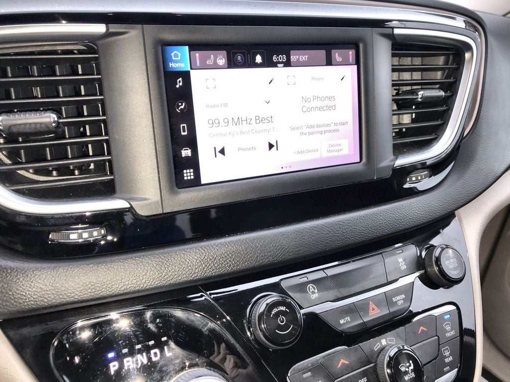 2022 Chrysler Voyager LX