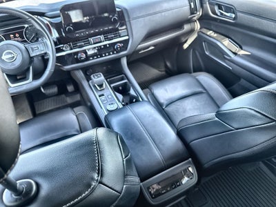 2024 Nissan Pathfinder SL