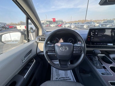 2022 Toyota Sienna LE 8 Passenger