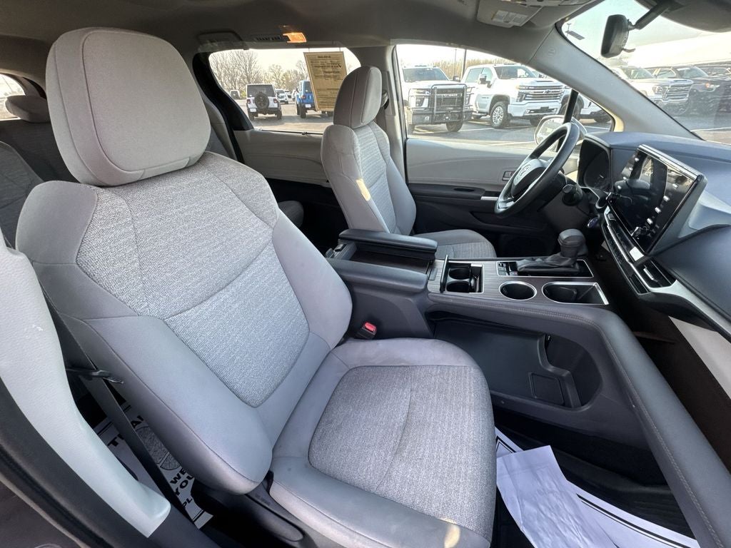 2022 Toyota Sienna LE 8 Passenger