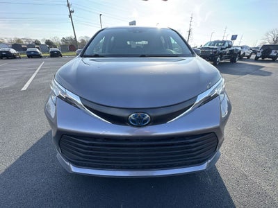 2022 Toyota Sienna LE 8 Passenger