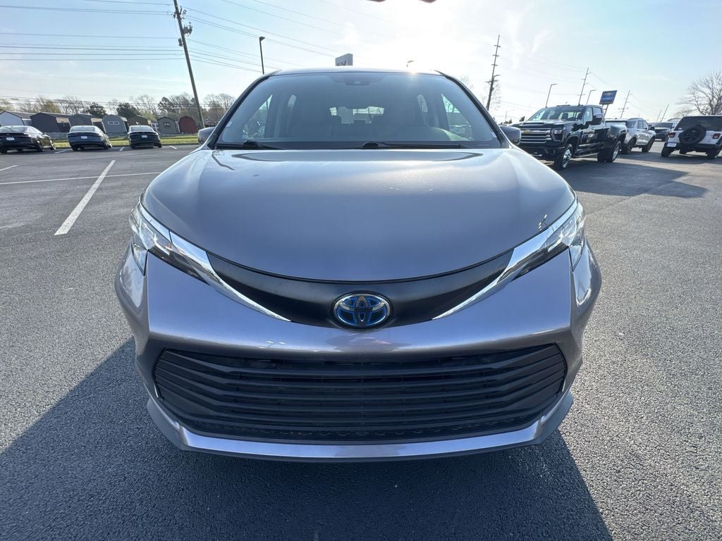 2022 Toyota Sienna LE 8 Passenger