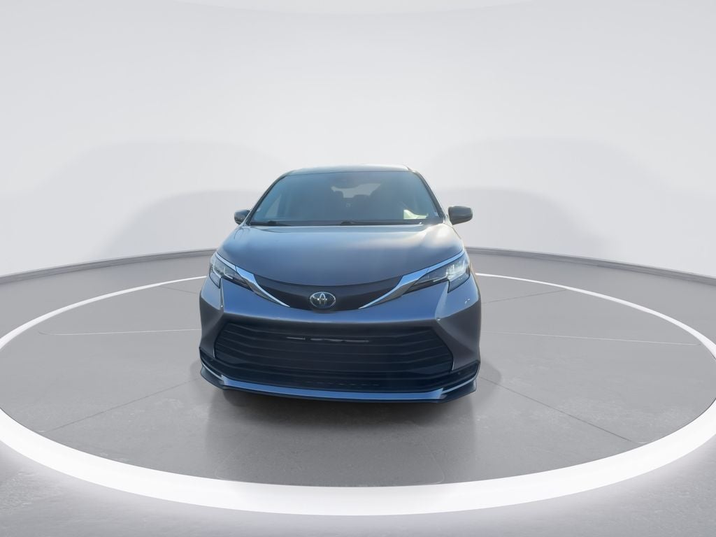 2022 Toyota Sienna LE 8 Passenger