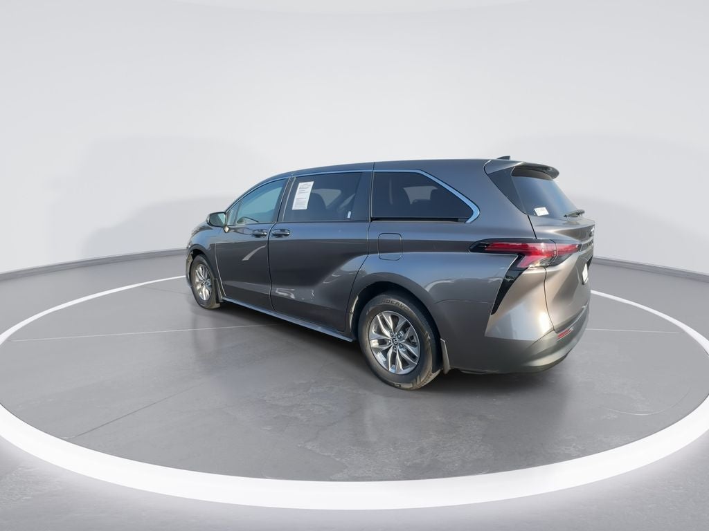 2022 Toyota Sienna LE 8 Passenger