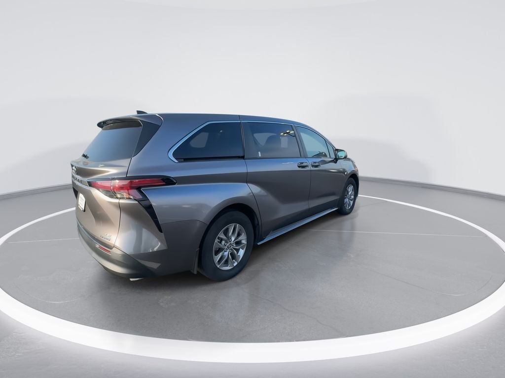 2022 Toyota Sienna LE 8 Passenger