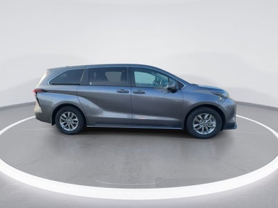 2022 Toyota Sienna LE 8 Passenger
