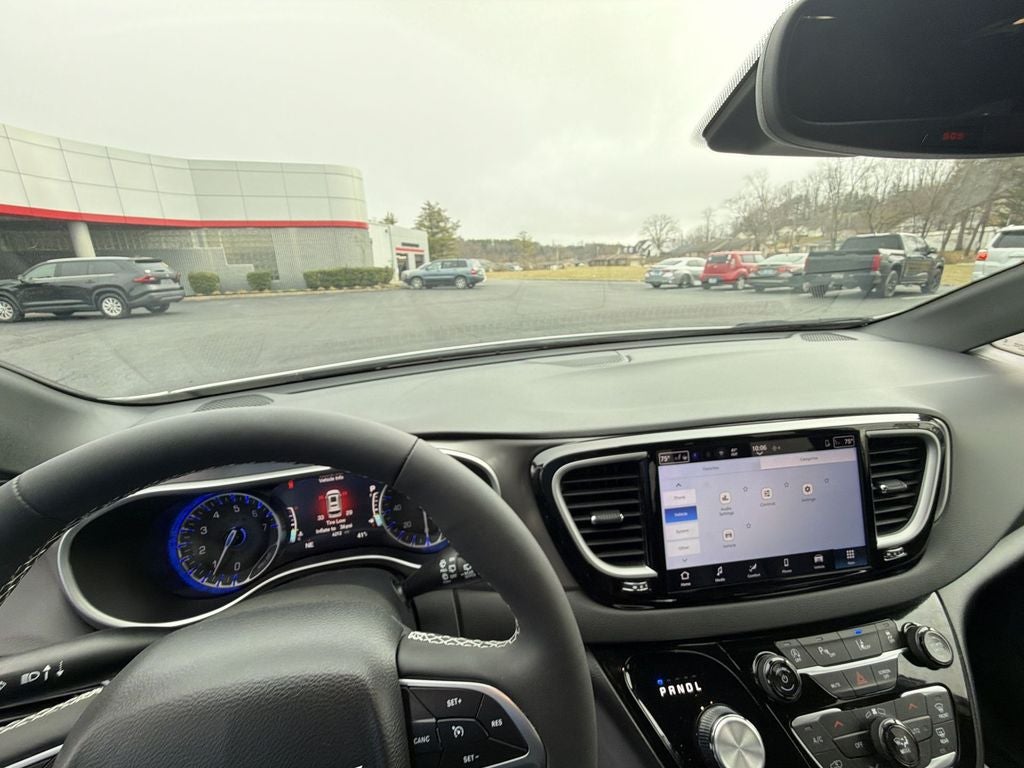 2025 Chrysler Voyager LX