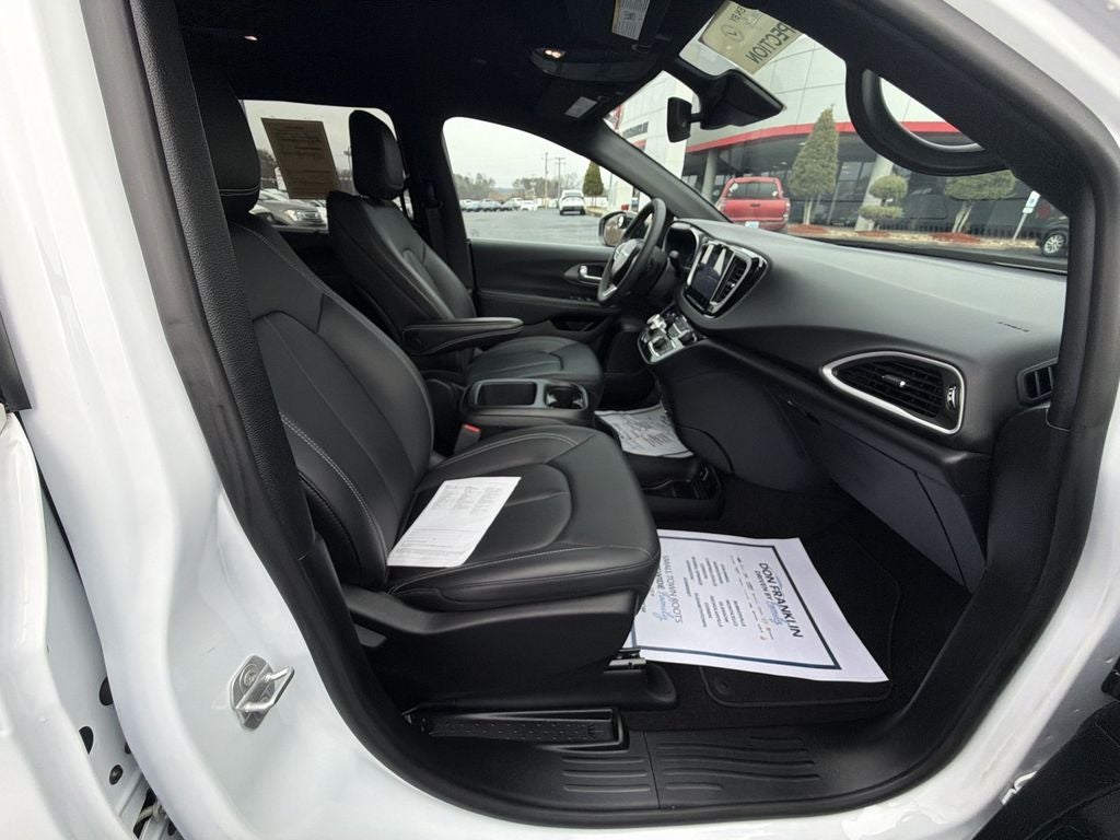 2025 Chrysler Voyager LX