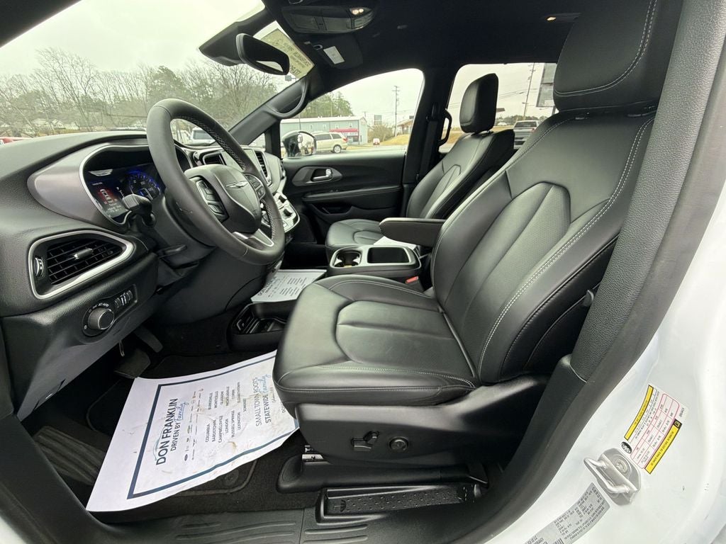 2025 Chrysler Voyager LX