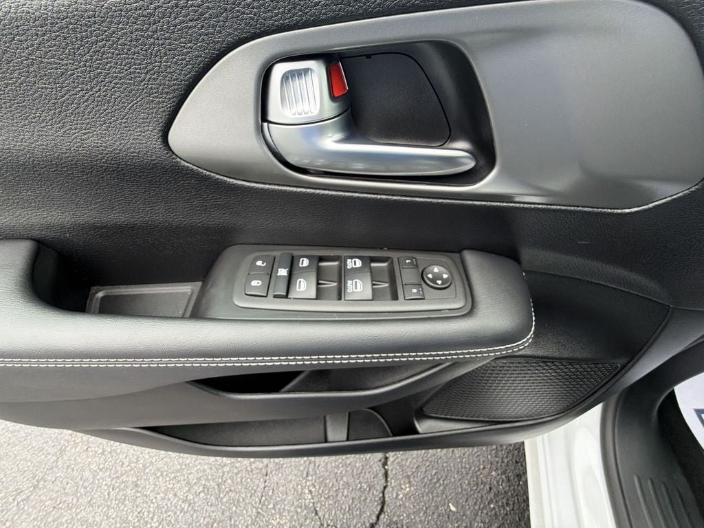 2025 Chrysler Voyager LX