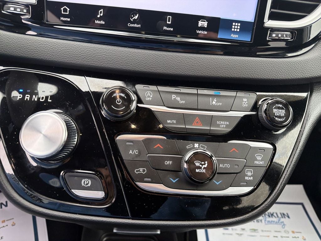 2025 Chrysler Voyager LX