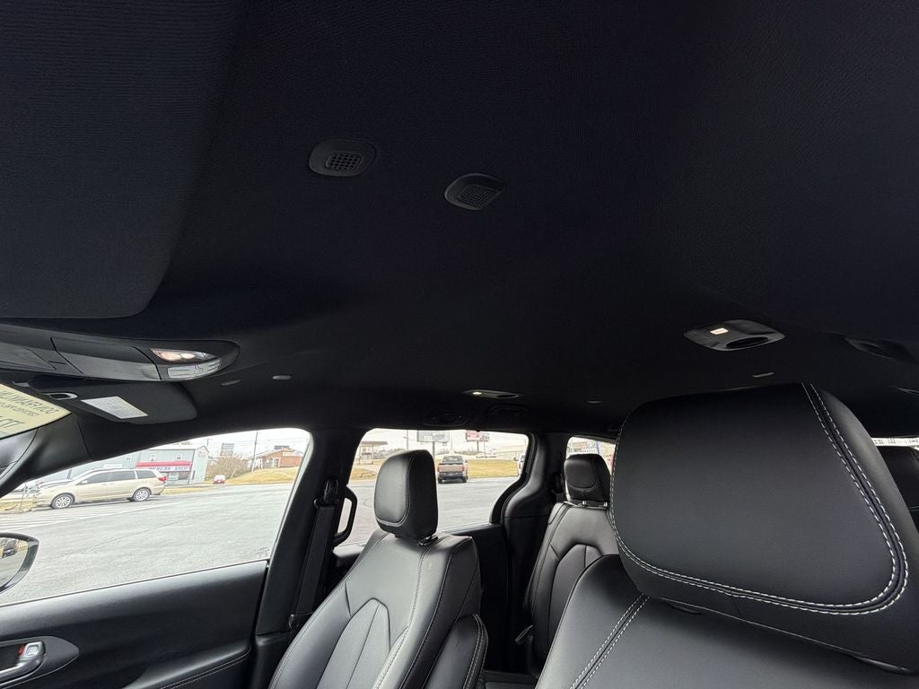 2025 Chrysler Voyager LX