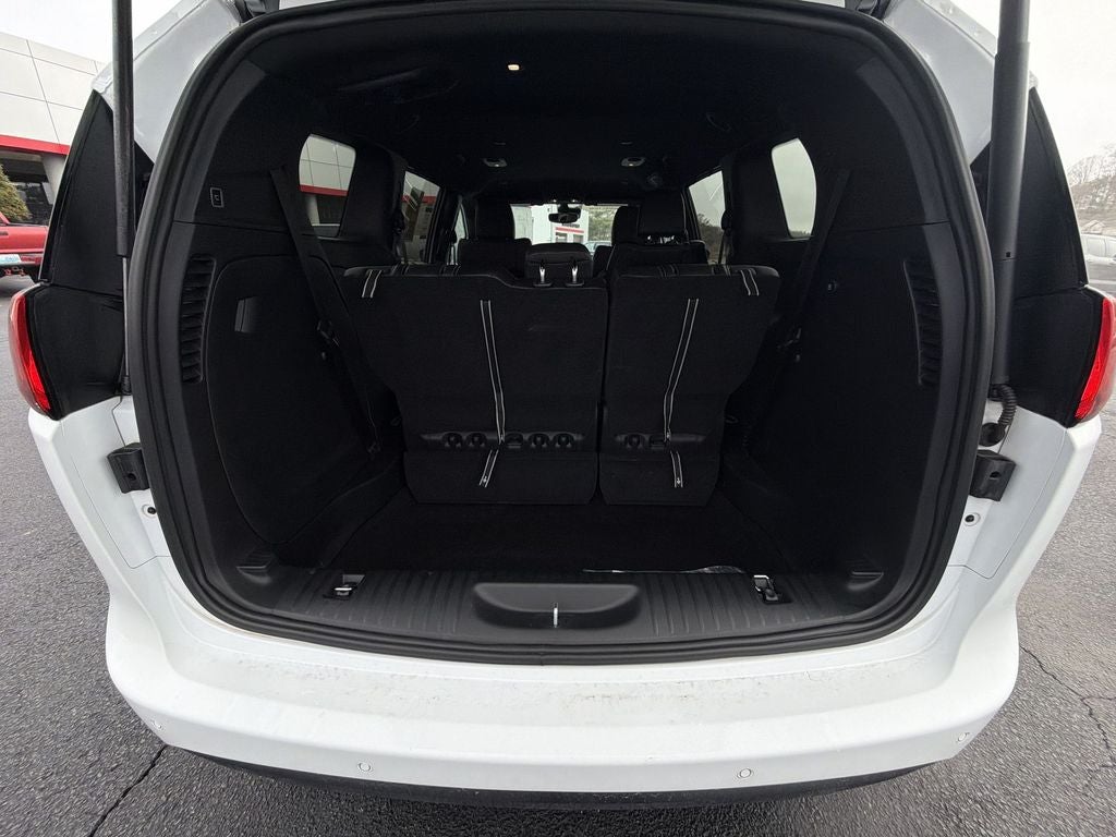 2025 Chrysler Voyager LX