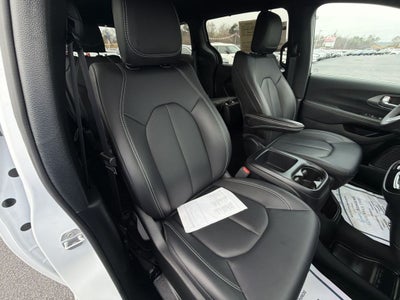 2025 Chrysler Voyager LX