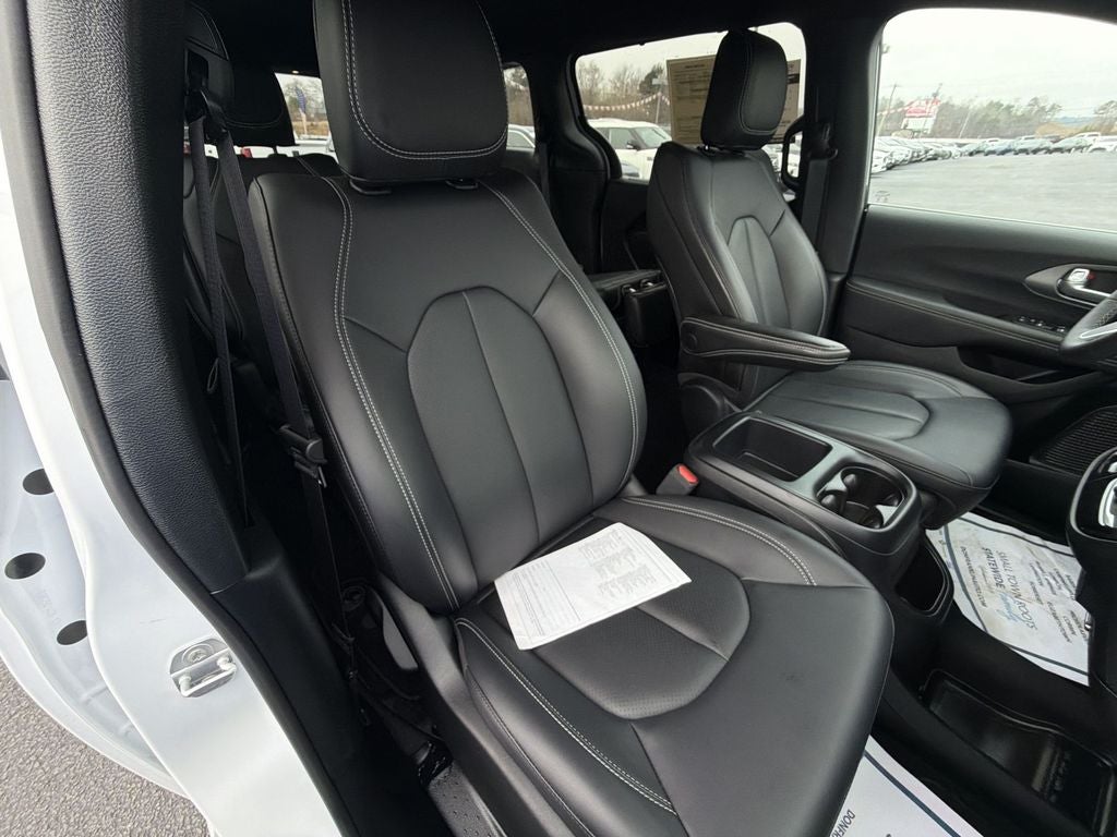 2025 Chrysler Voyager LX