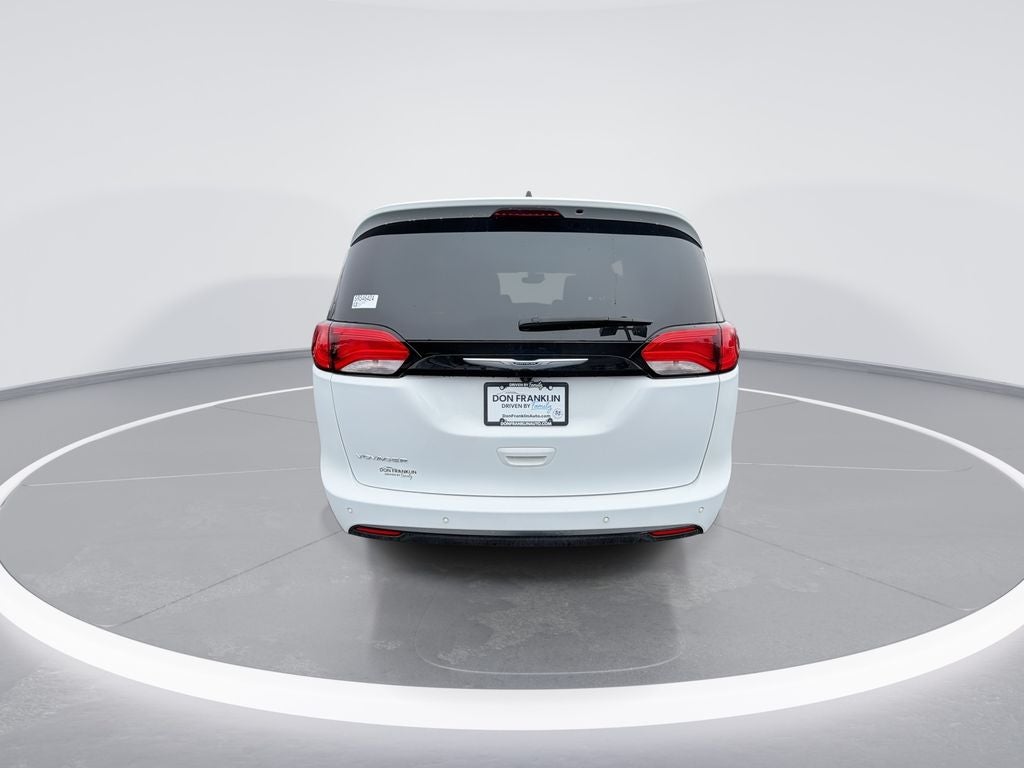 2025 Chrysler Voyager LX