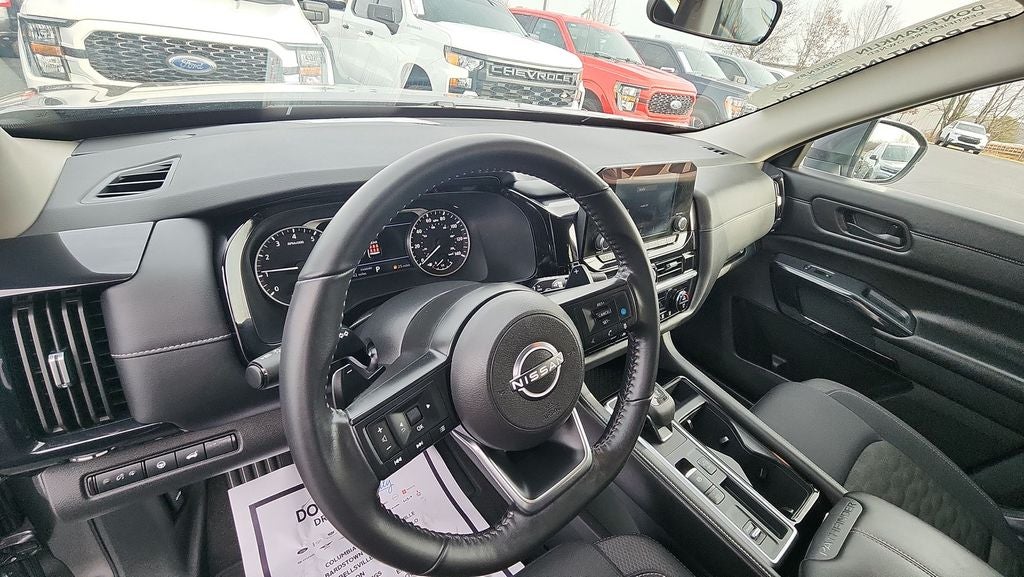 2025 Nissan Pathfinder SV