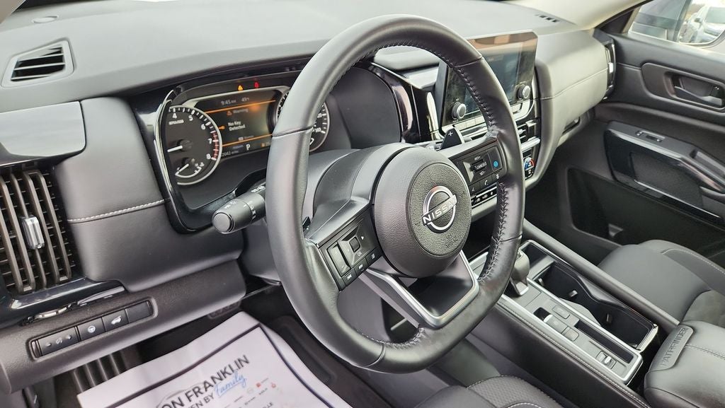 2025 Nissan Pathfinder SV