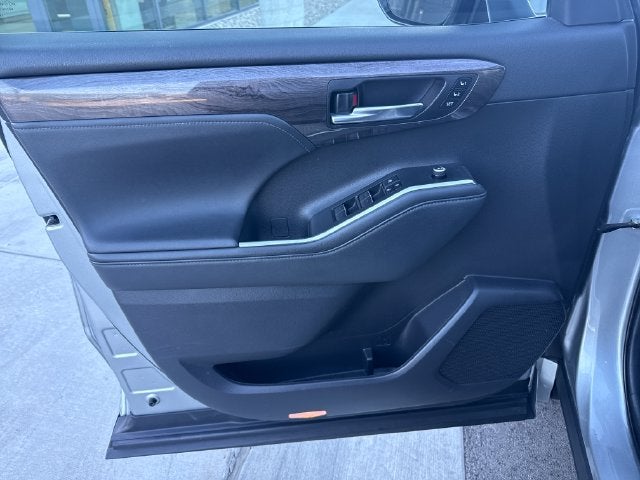 2022 Toyota Highlander Hybrid Platinum
