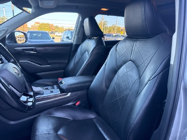 2022 Toyota Highlander Hybrid Platinum