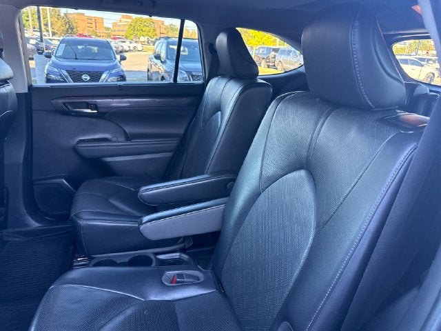 2022 Toyota Highlander Hybrid Platinum