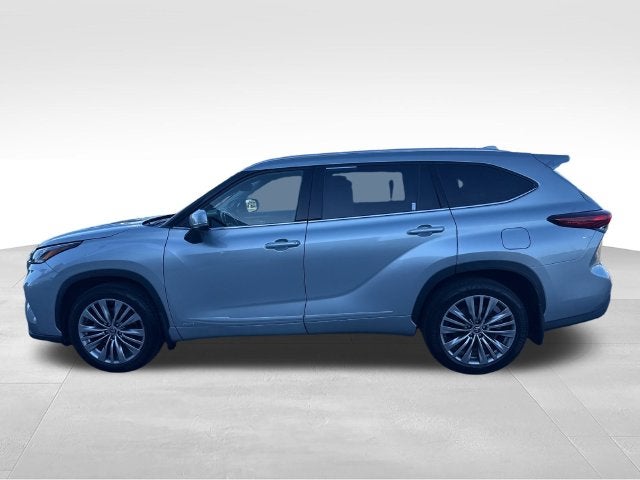 2022 Toyota Highlander Hybrid Platinum