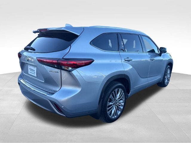 2022 Toyota Highlander Hybrid Platinum