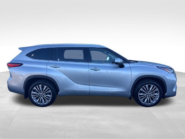 2022 Toyota Highlander Hybrid Platinum