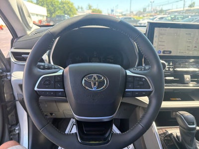 2024 Toyota Highlander Hybrid Platinum