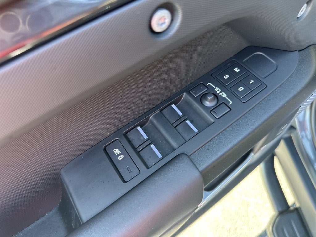 2023 Land Rover Defender 110 V8