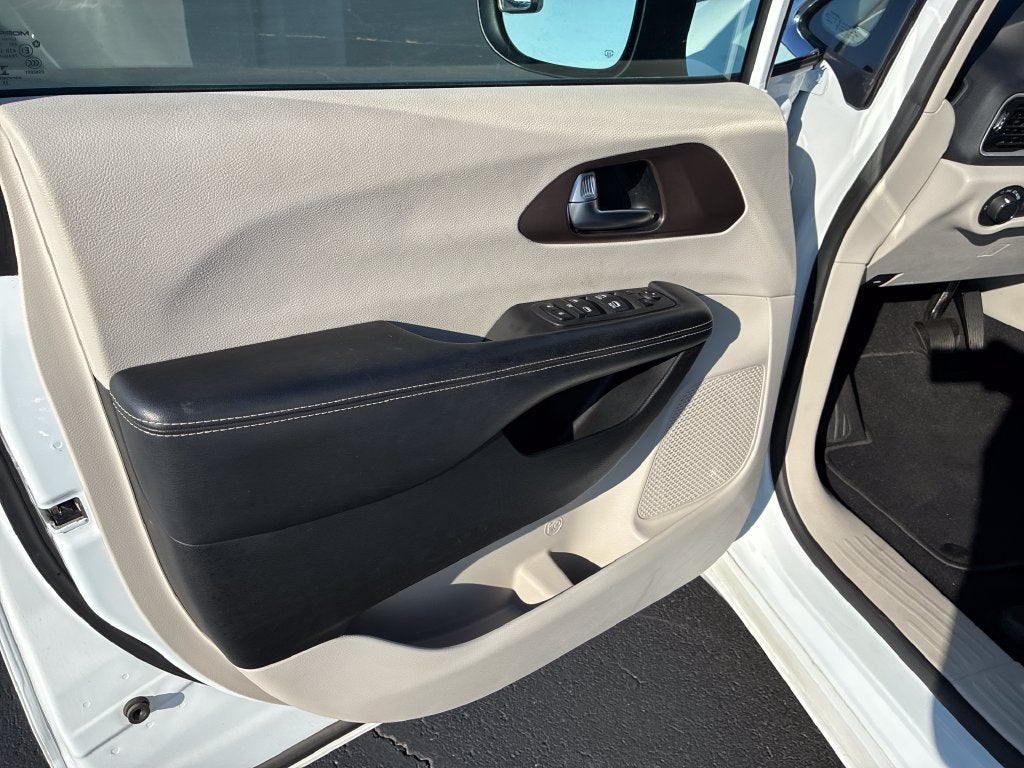 2022 Chrysler Voyager LX