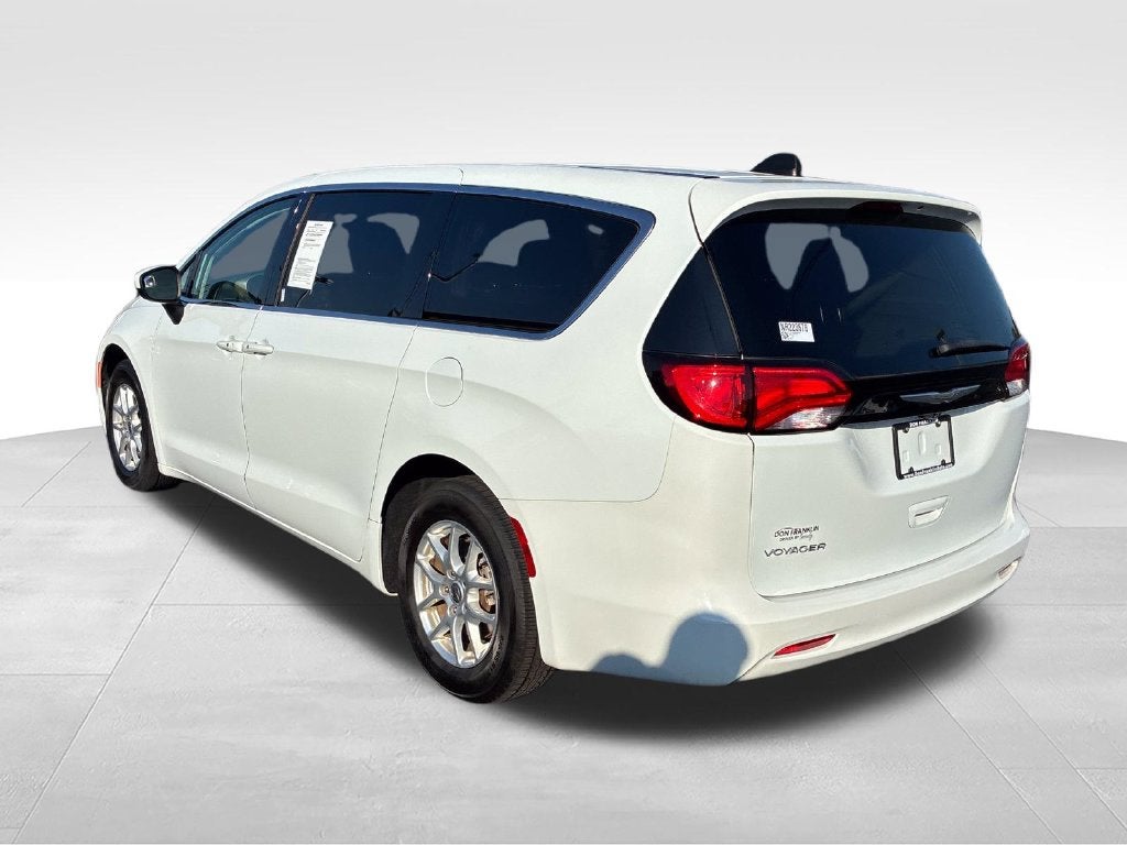 2022 Chrysler Voyager LX