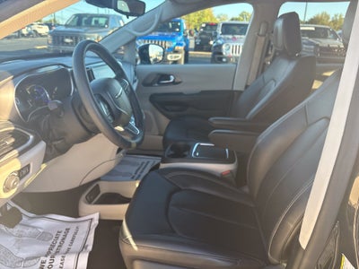 2024 Chrysler Pacifica Hybrid Select