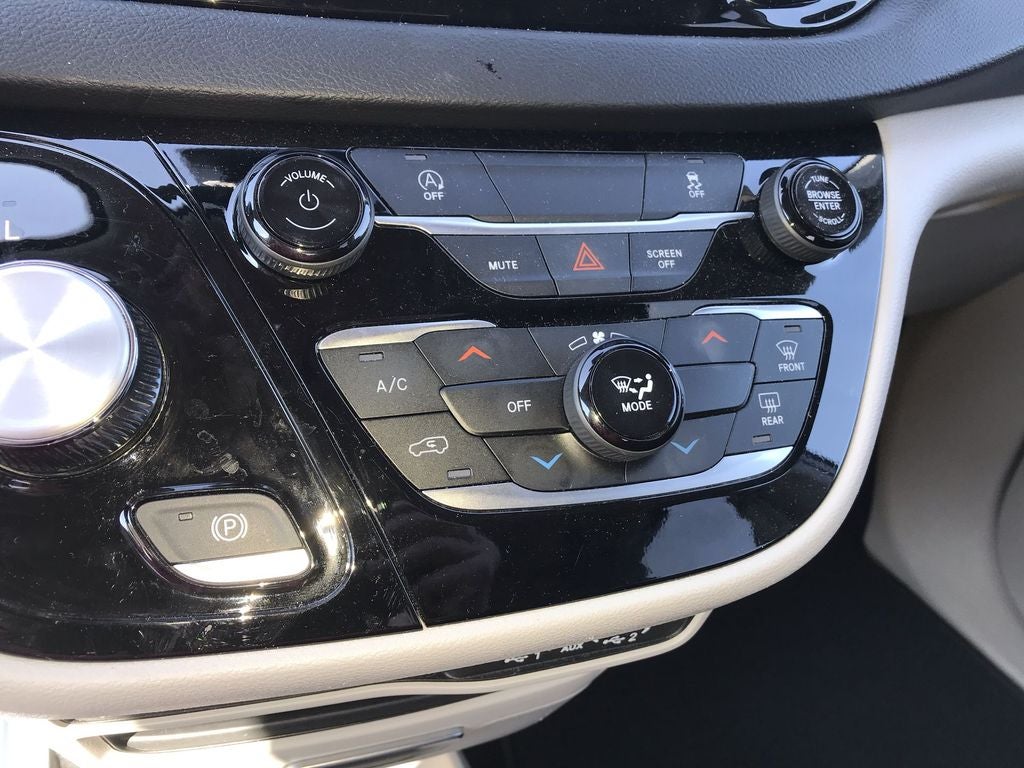 2024 Chrysler Voyager LX