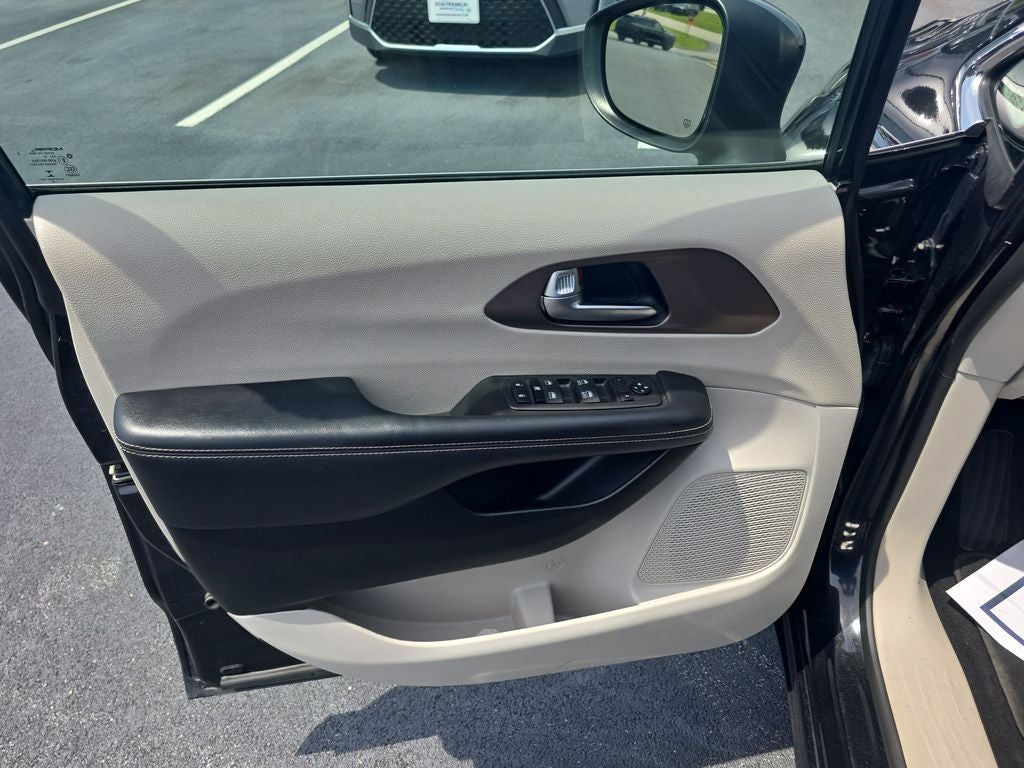 2023 Chrysler Voyager LX