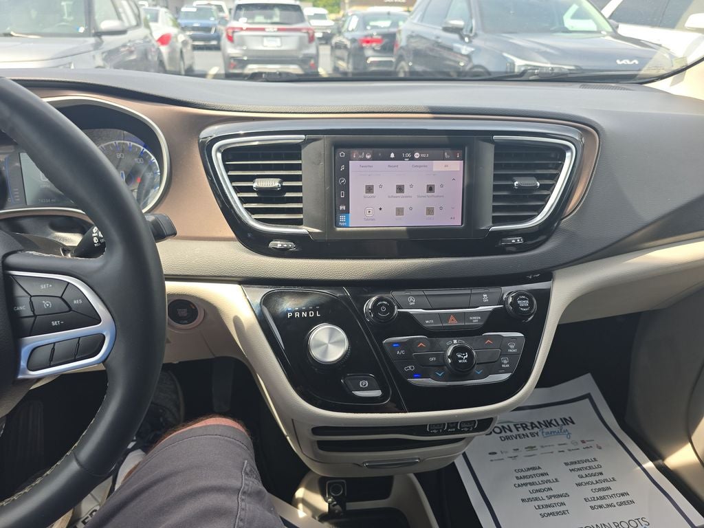 2023 Chrysler Voyager LX
