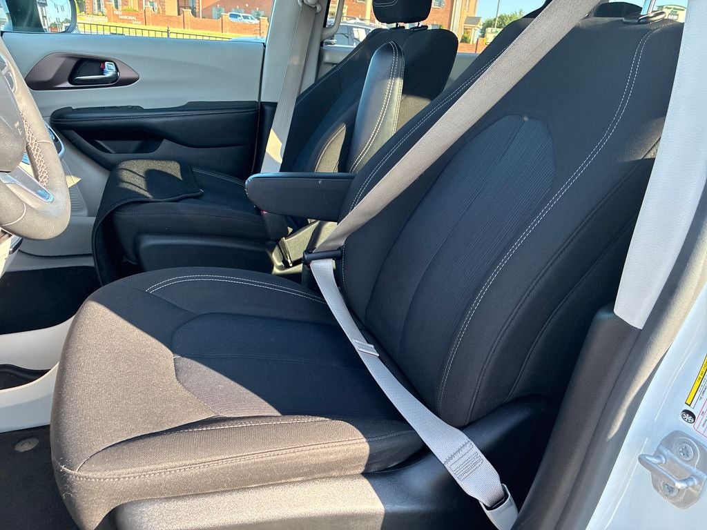 2022 Chrysler Voyager LX