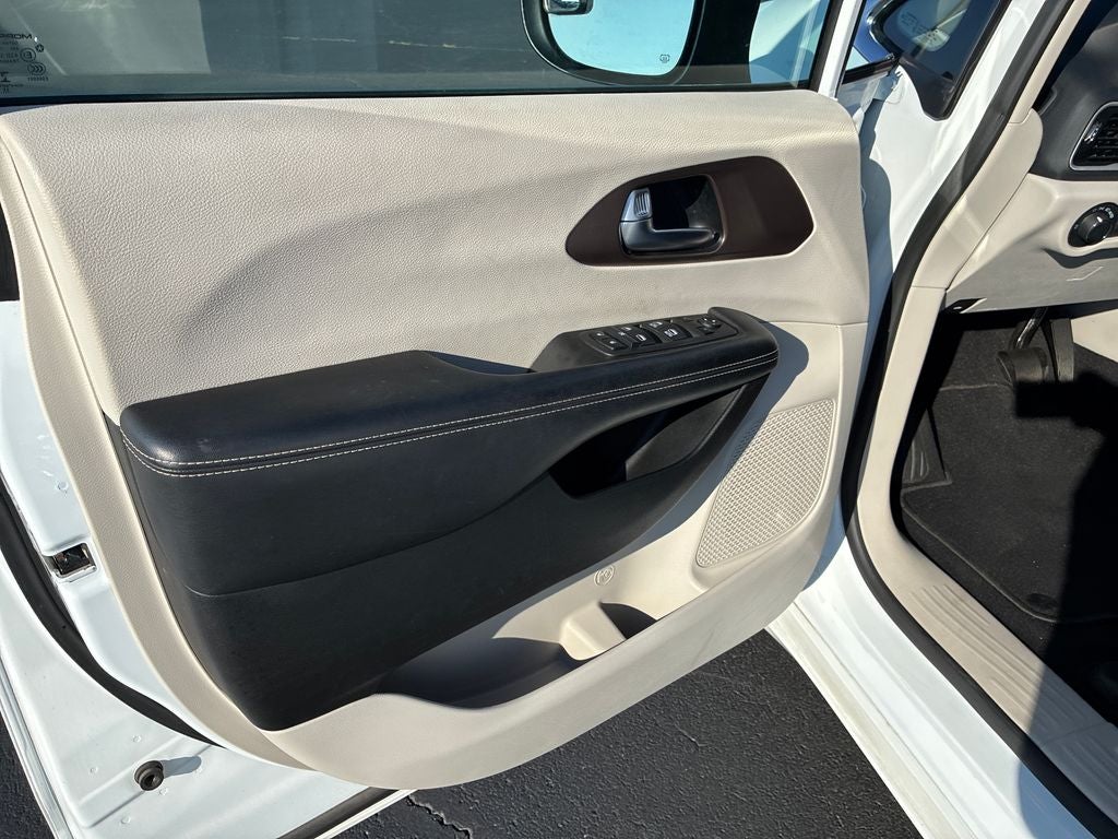 2022 Chrysler Voyager LX