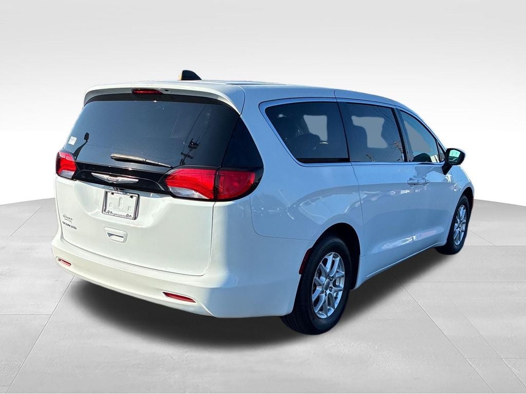 2022 Chrysler Voyager LX