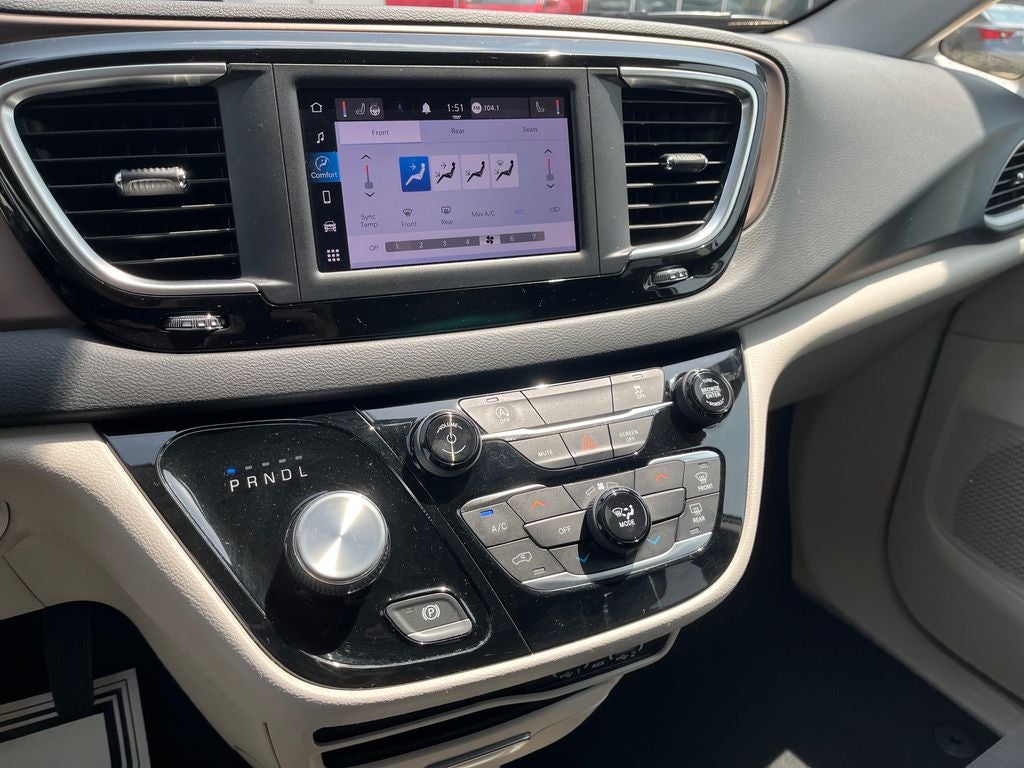 2022 Chrysler Voyager LX
