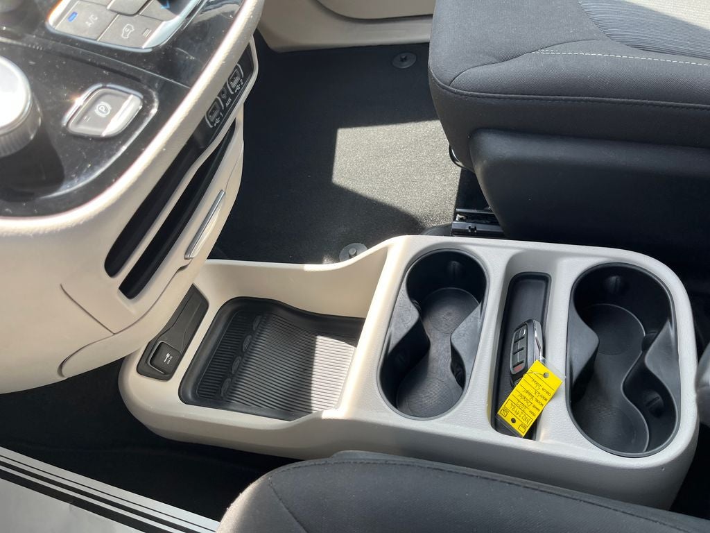 2022 Chrysler Voyager LX