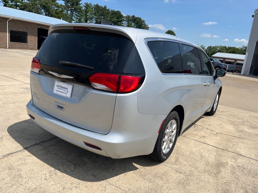 2022 Chrysler Voyager LX