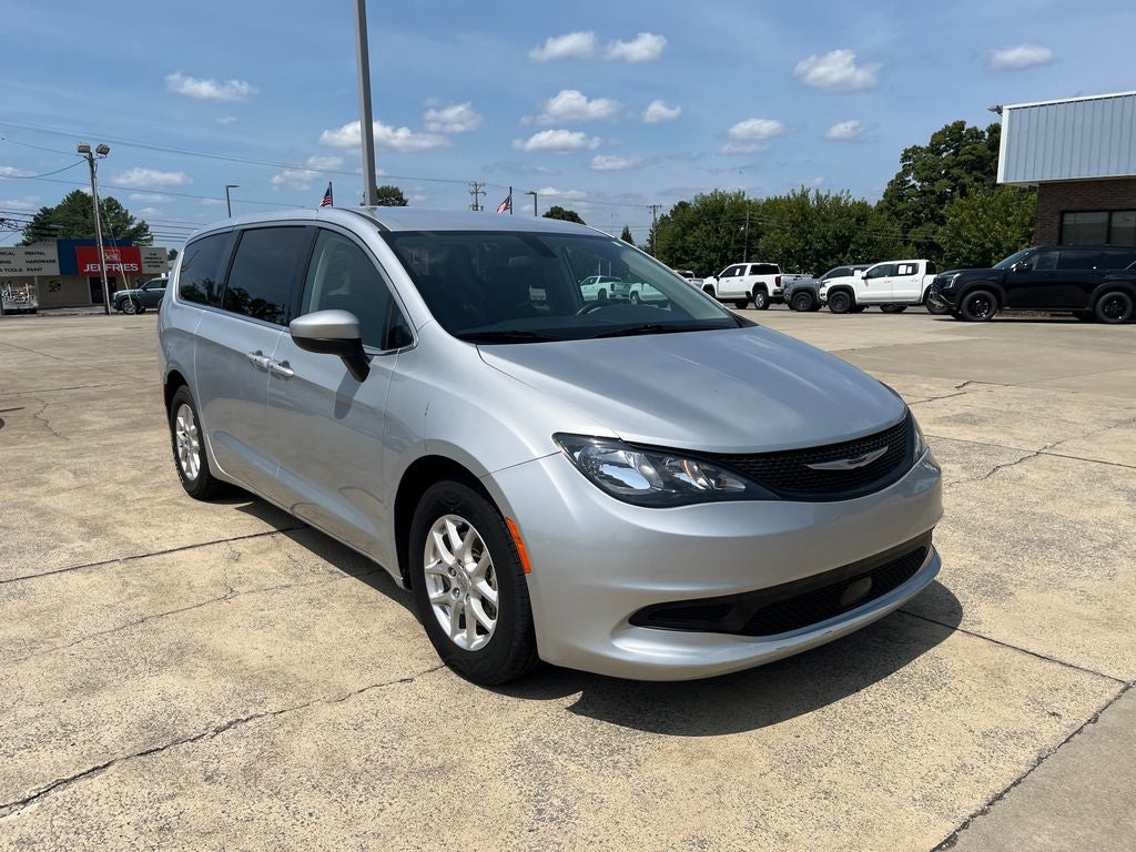 2022 Chrysler Voyager LX
