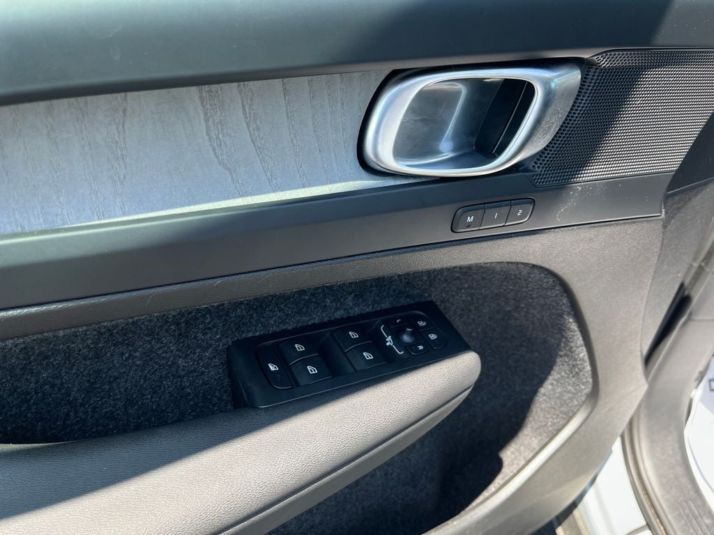 2025 Volvo XC40 B5 Plus Bright Theme