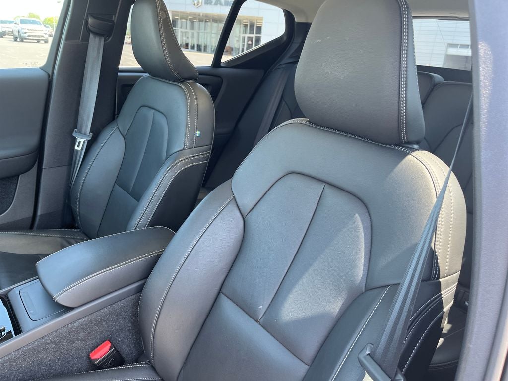 2025 Volvo XC40 B5 Plus Bright Theme