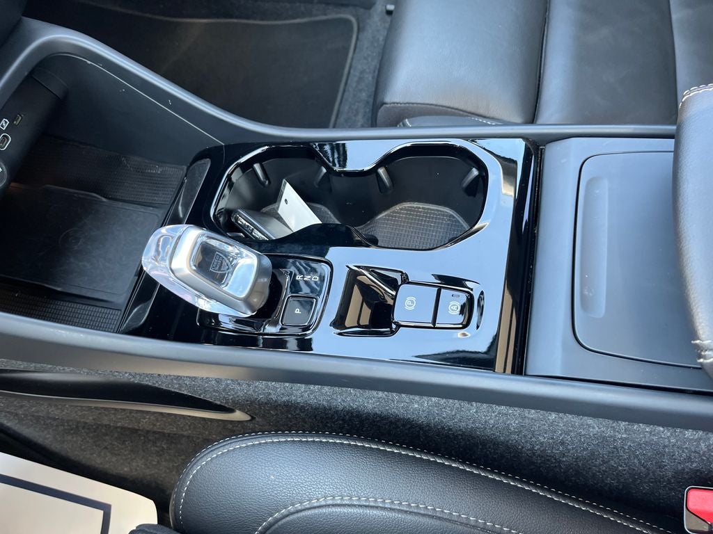 2025 Volvo XC40 B5 Plus Bright Theme