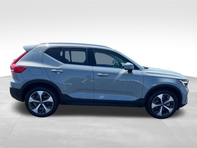 2025 Volvo XC40 B5 Plus Bright Theme