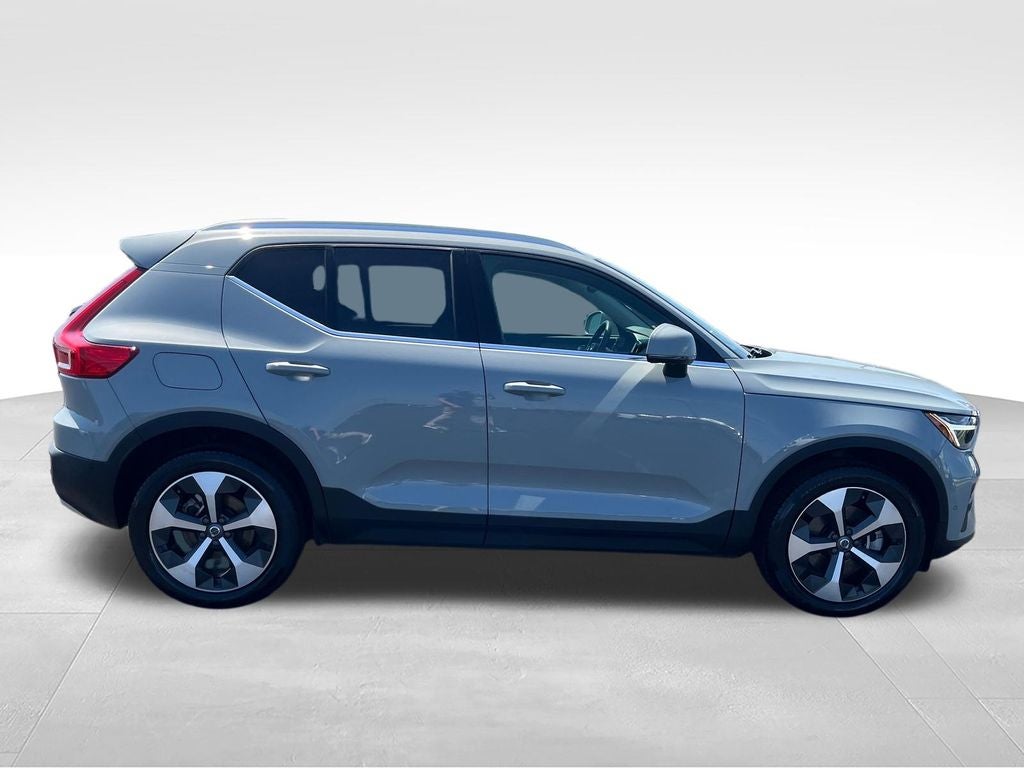 2025 Volvo XC40 B5 Plus Bright Theme